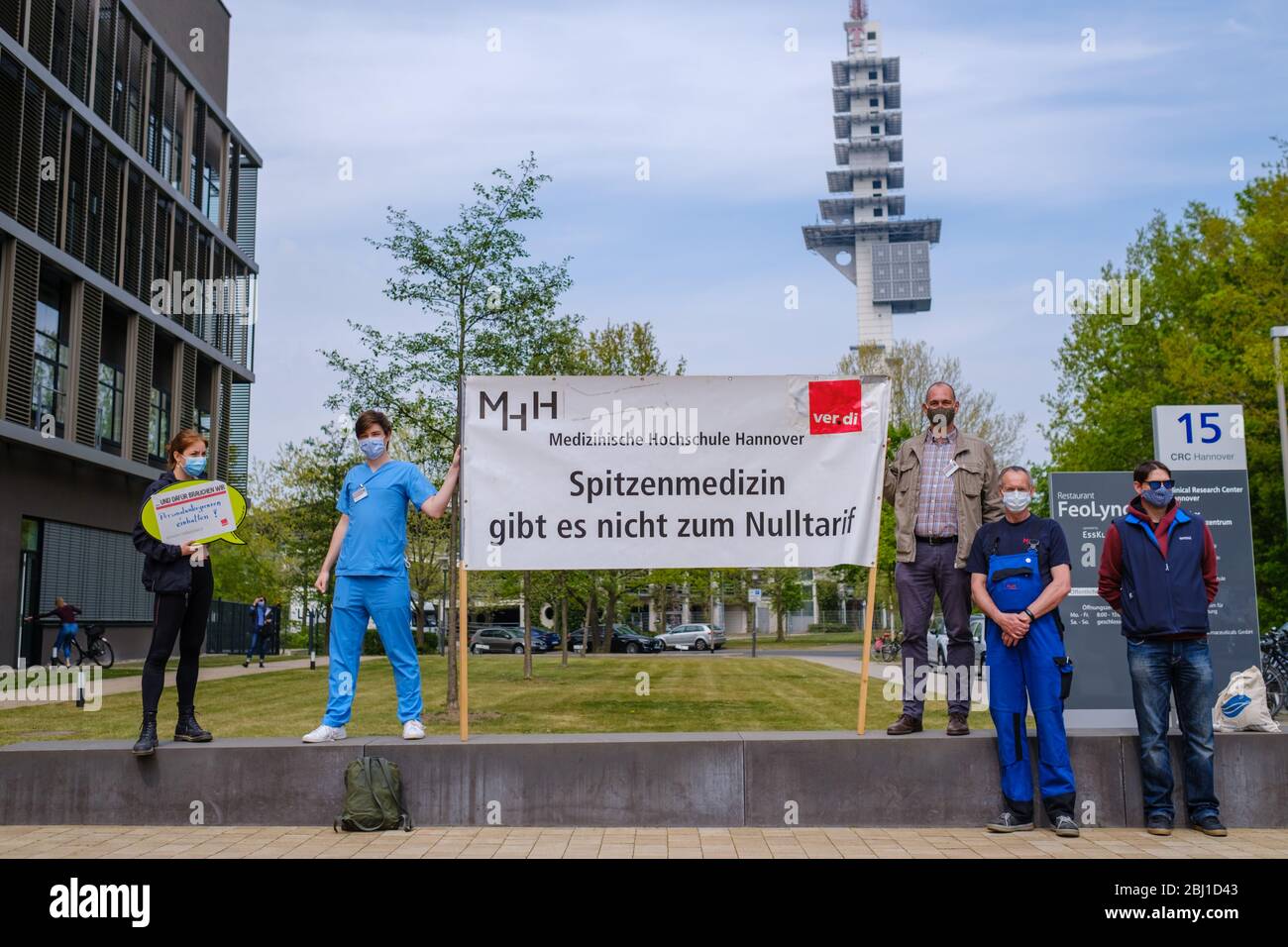 Hanovre, Allemagne. 28 avril 2020. Les employés de l'école de médecine de Hanovre (MHH) présentent devant le Centre de recherche clinique (CRC) de l'école de médecine de Hanovre (MHH) avant la visite du ministre fédéral de la Santé Spahn avec une affiche intitulée « pitzenmedizin gibt es nicht zum Nulltarif ». Crédit: OLE Spata/dpa/Alay Live News Banque D'Images