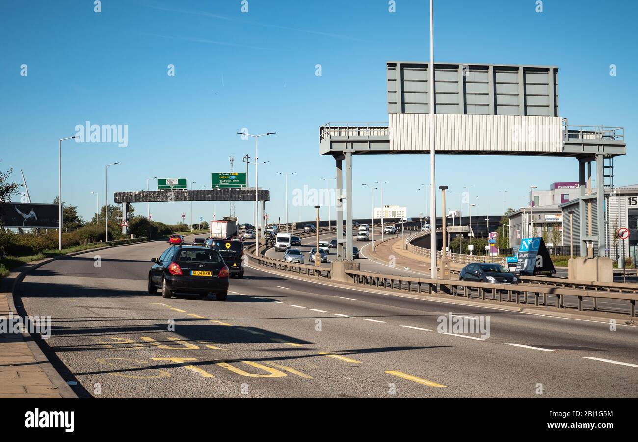 La route circulaire nord de l'A406 et le pont aérien vers l'ouest traversent les propriétés industrielles d'Edmonton. Banque D'Images