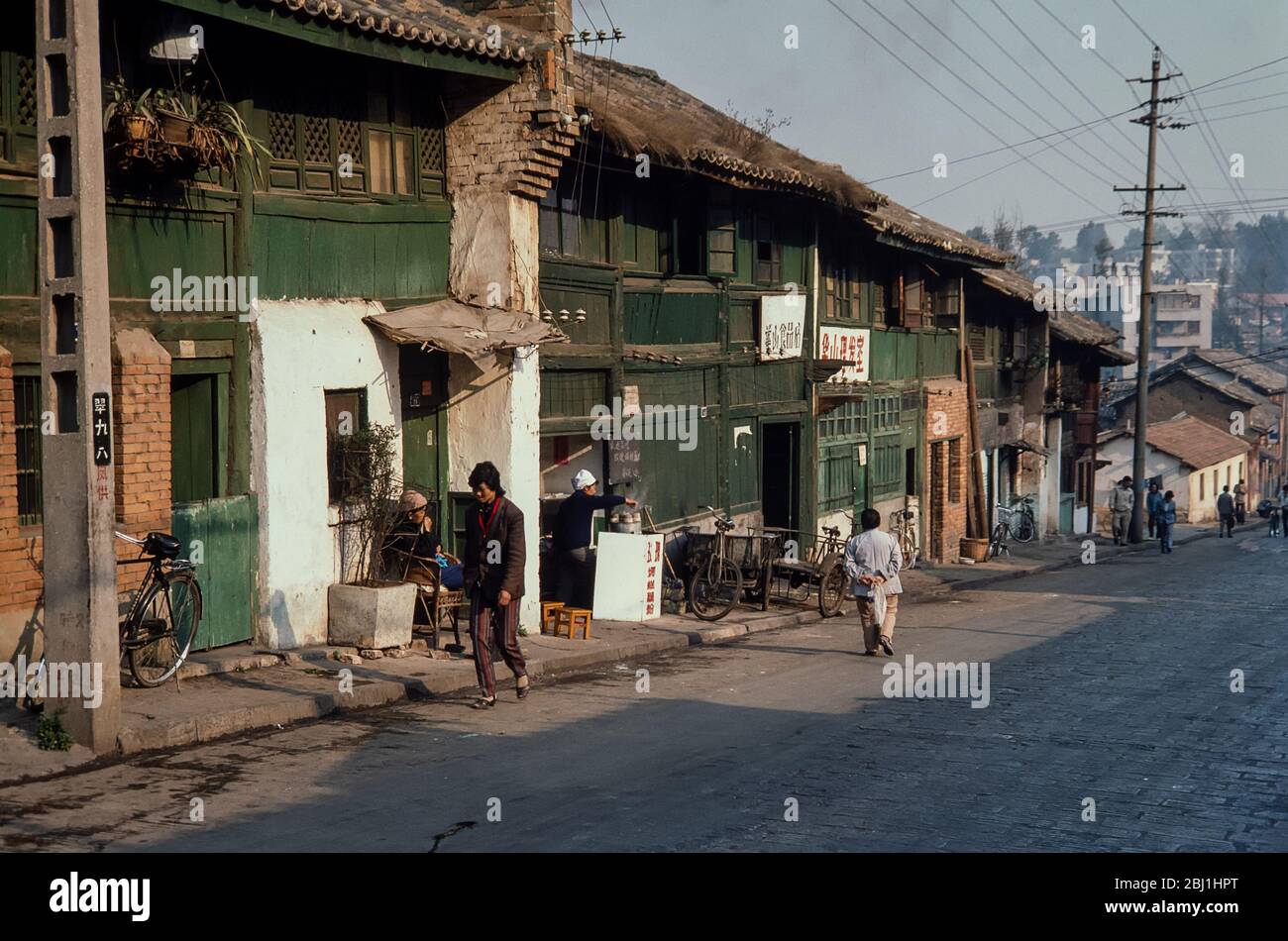 Kunming, Chine - mars 1987: Les gens dans une rue à Kunming, Chine. Film 35 mm numérisé. Banque D'Images