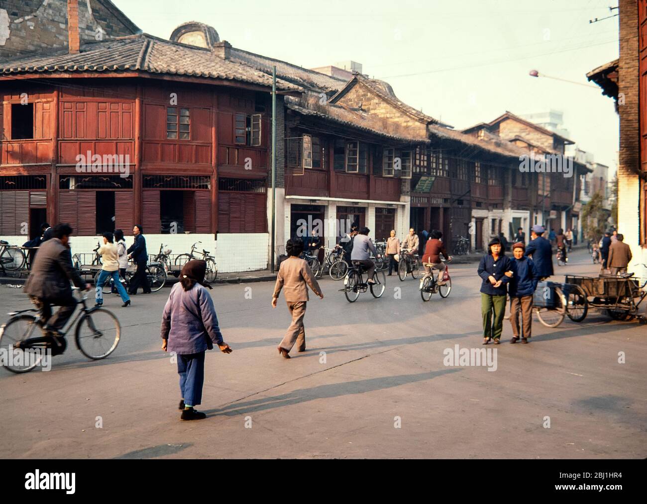 Kunming, Chine - Mar 1987: Les gens dans une rue typique de Kunming, Chine, à la fin des années 1980. Film 35 mm numérisé. Banque D'Images