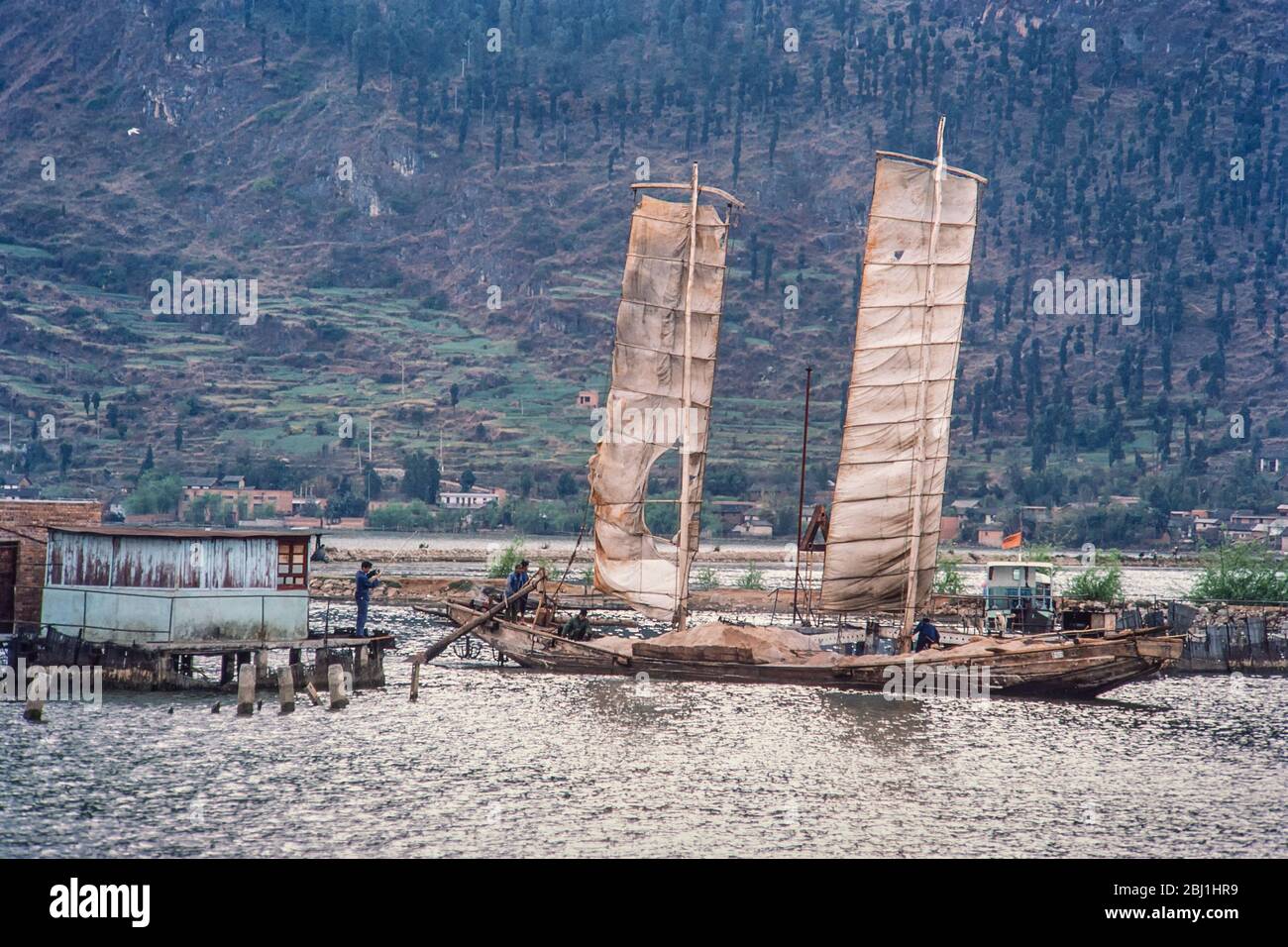 Kunming, Chine - Mar 1987 : ancien bateau à voile sur la rivière près des collines de Xishan à Kunming, Chine. Film 35 mm numérisé. Banque D'Images