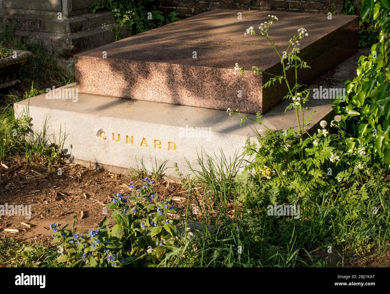 Pierre tombale de Samuel Cunard, fondateur de la ligne Cunard au cimetière de Brompton, Kensington, Londres; l'un des cimetières « sept » de Londres Banque D'Images