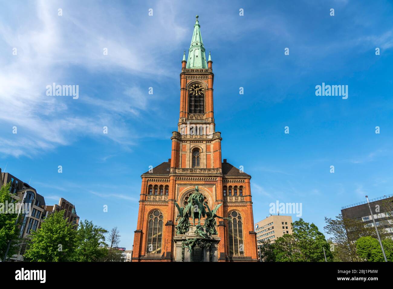 Die evangelische Johanneskirche auf dem Martin-Luther-Platz, Landeshauptstadt Düsseldorf, Nordrhein-Westfalen, Deutschland, Europa | les protestants Banque D'Images