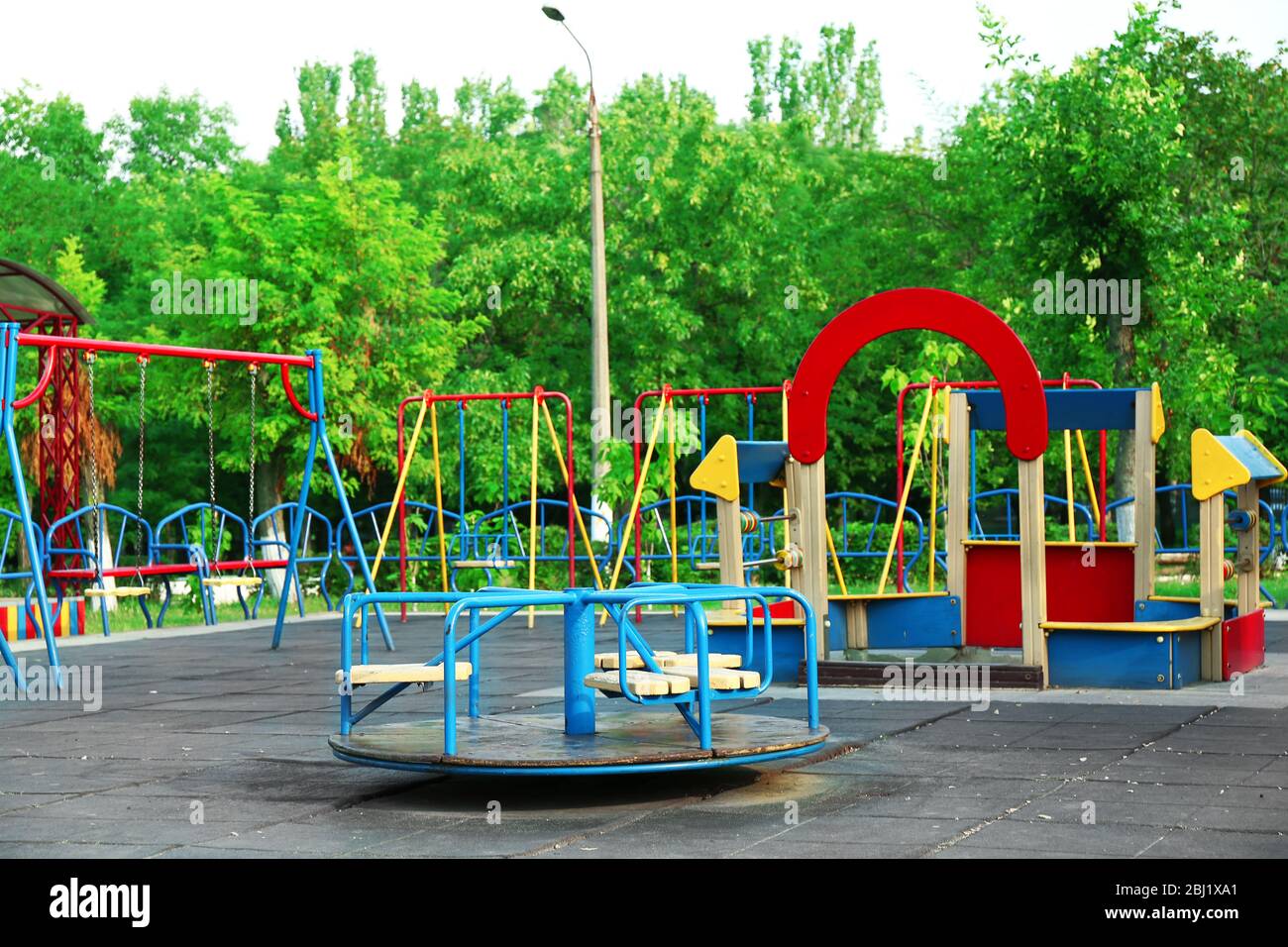 Aire de jeux pour enfants colorée dans le parc Banque D'Images