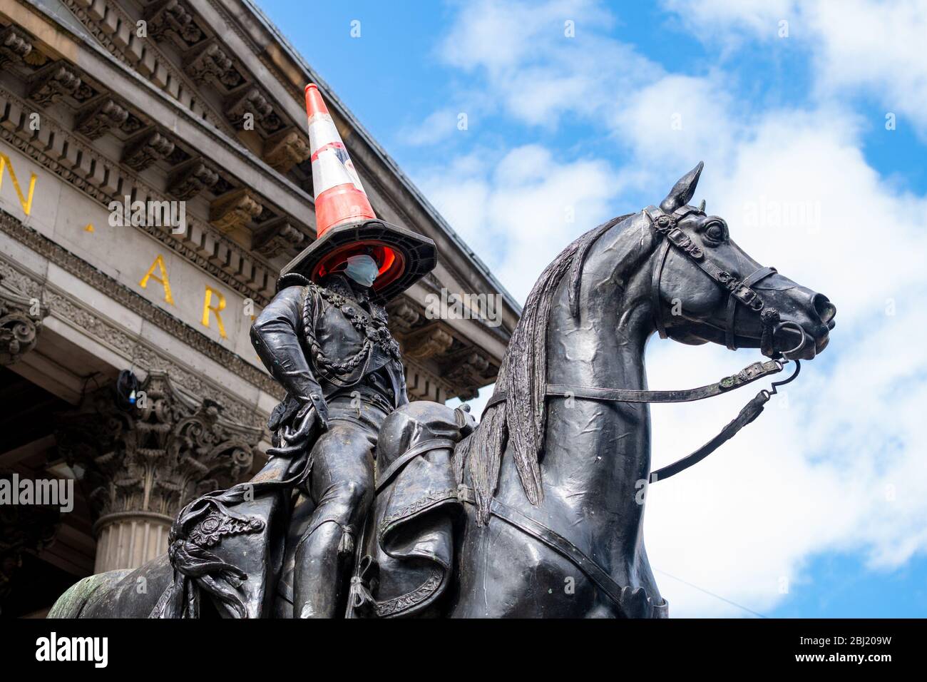 Glasgow, Écosse, Royaume-Uni. 28 avril 2020. Coronavirus Scotland UK: L'emblématique statue du duc de Wellington à Glasgow portant un masque facial comme le gouvernement écossais dit que les Écossais devraient envisager de porter des revêtements de visage lors de la visite des boutiques ou de l'utilisation des transports publics crédit: Kay Roxby/Alay Live News Banque D'Images