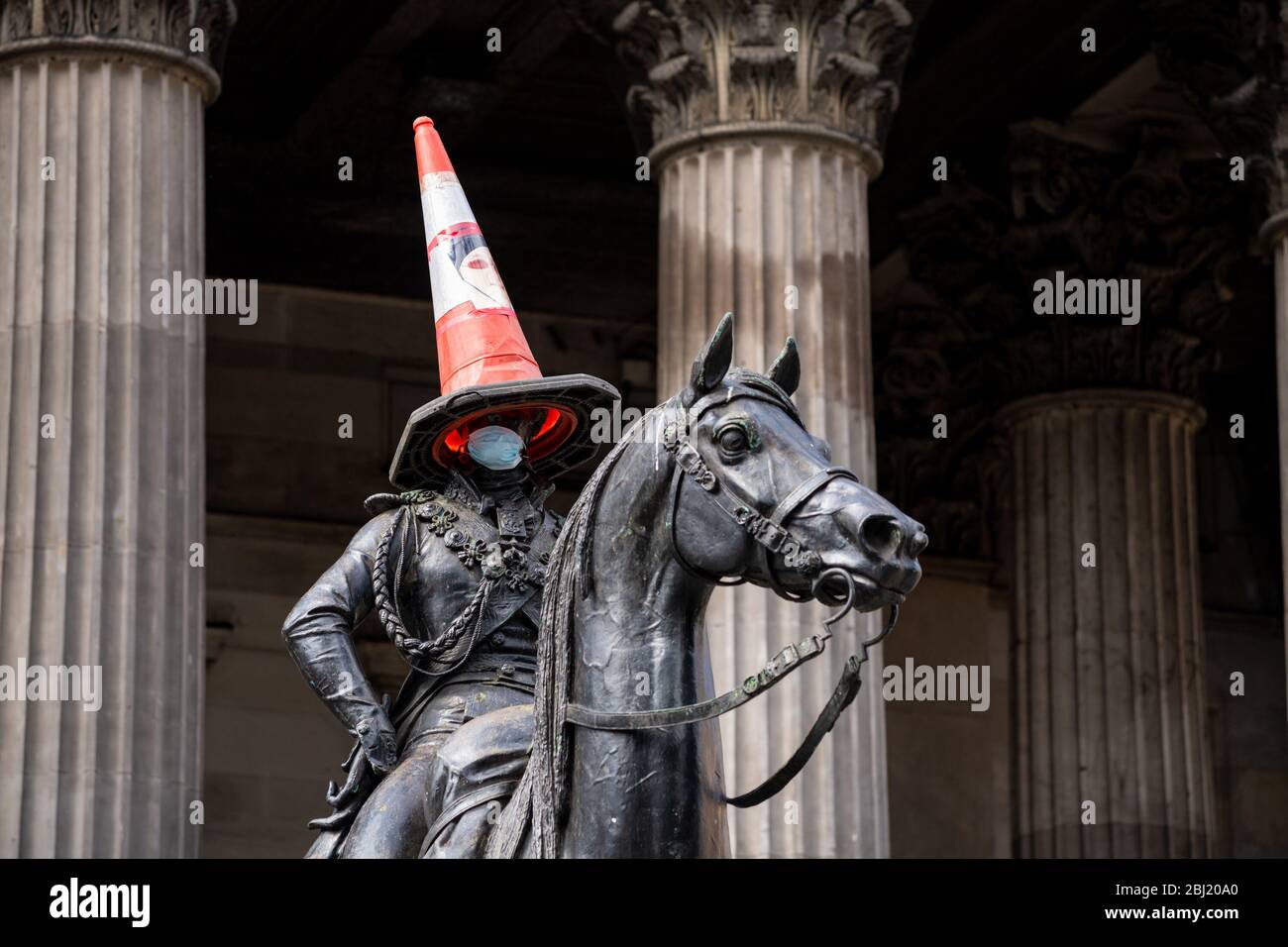 Glasgow, Écosse, Royaume-Uni. 28 avril 2020. Coronavirus Scotland UK: L'emblématique statue du duc de Wellington à Glasgow portant un masque facial comme le gouvernement écossais dit que les Écossais devraient envisager de porter des revêtements de visage lors de la visite des boutiques ou de l'utilisation des transports publics crédit: Kay Roxby/Alay Live News Banque D'Images