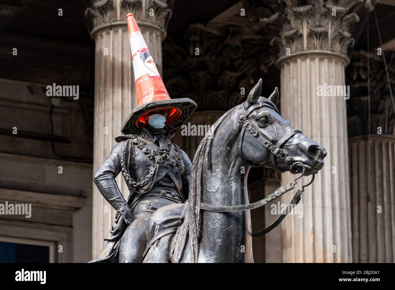 Glasgow, Écosse, Royaume-Uni. 28 avril 2020. Coronavirus Scotland UK: L'emblématique statue du duc de Wellington à Glasgow portant un masque facial comme le gouvernement écossais dit que les Écossais devraient envisager de porter des revêtements de visage lors de la visite des boutiques ou de l'utilisation des transports publics crédit: Kay Roxby/Alay Live News Banque D'Images