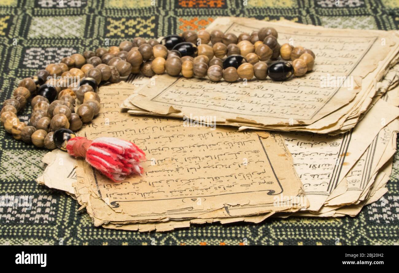 Perles de prière musulmanes avec des pages anciennes du Coran. Concepts islamiques et musulmans. Anciennes feuilles de papier du livre arabe Banque D'Images