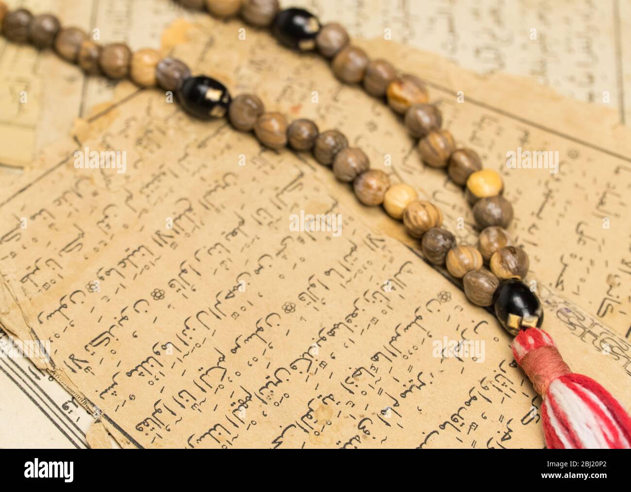 Perles de prière musulmanes avec des pages anciennes du Coran. Concepts islamiques et musulmans. Anciennes feuilles de papier du livre arabe Banque D'Images
