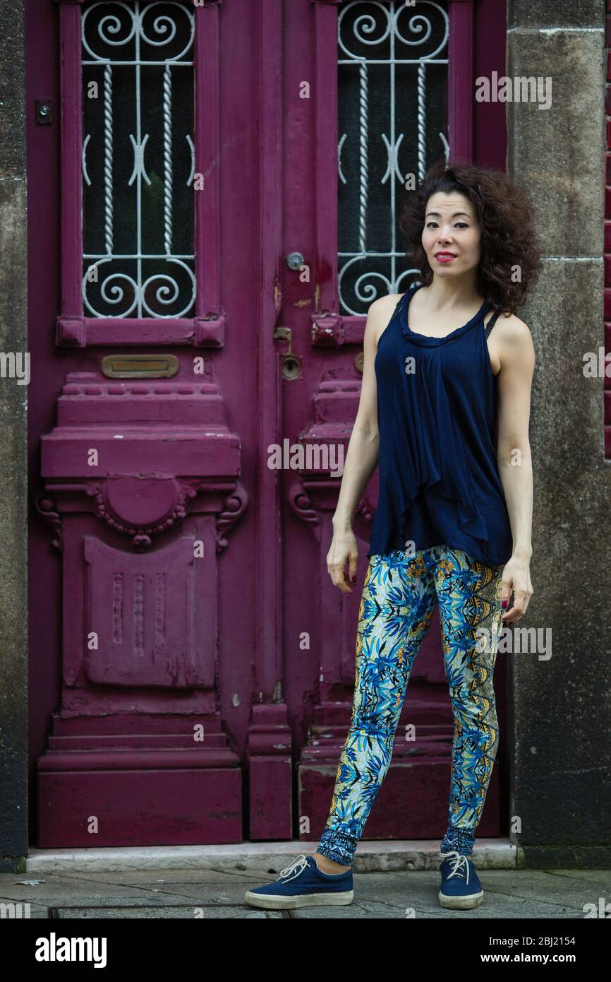 Jeune femme asiatique dans des leggings posés sur la rue Porto, Portugal  Photo Stock - Alamy