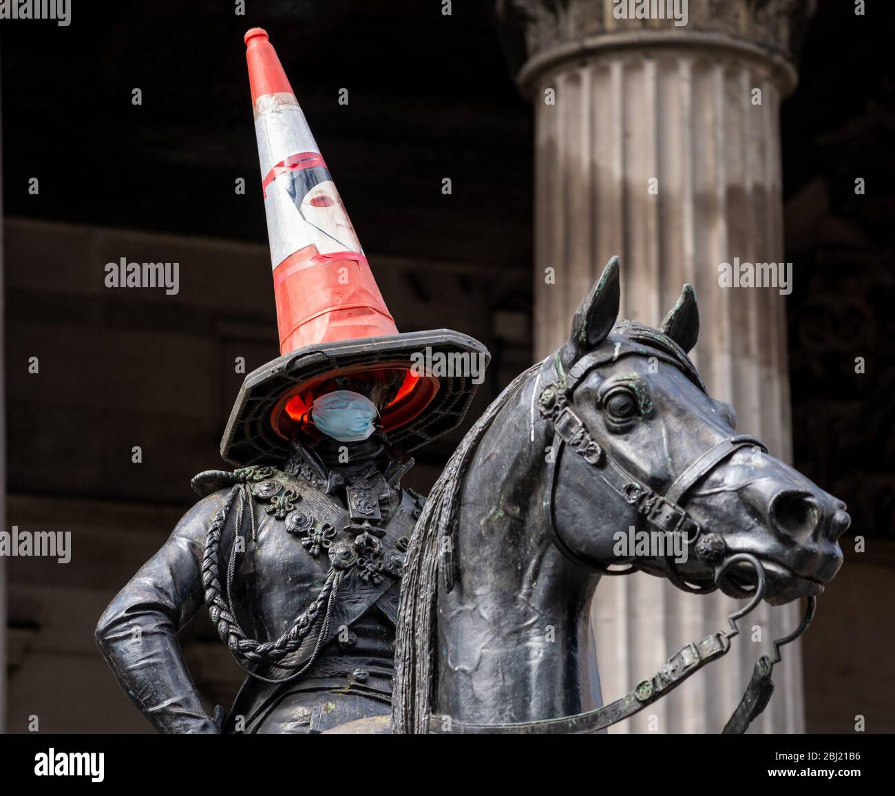 Glasgow, Écosse, Royaume-Uni. 28 avril 2020. Coronavirus Scotland UK: L'emblématique statue du duc de Wellington à Glasgow portant un masque facial comme le gouvernement écossais dit que les Écossais devraient envisager de porter des revêtements de visage lors de la visite des boutiques ou de l'utilisation des transports publics crédit: Kay Roxby/Alay Live News Banque D'Images