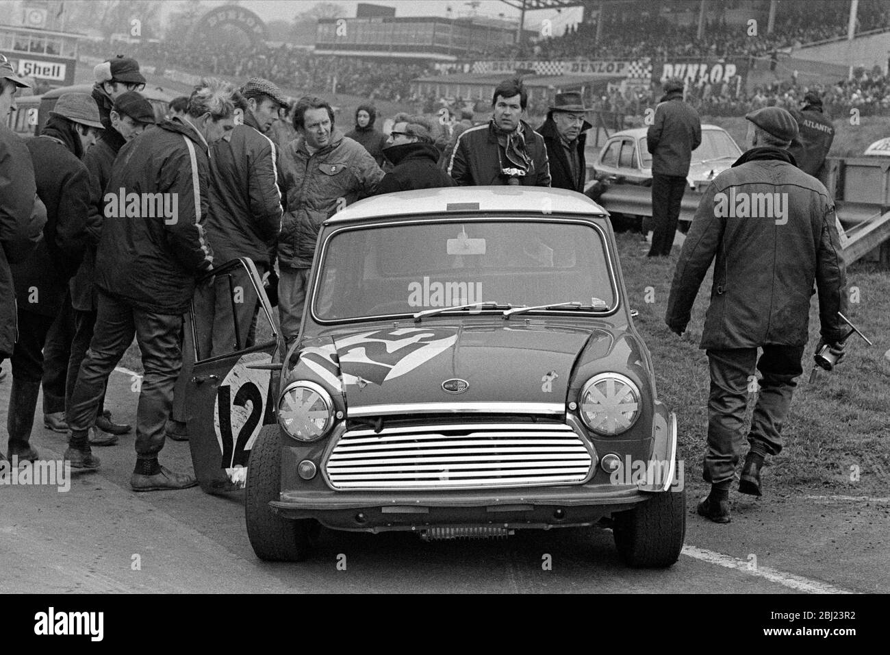 John Rhodes accident endommagé mini à la rencontre QUOTIDIENNE des CHAMPIONS de la COURSE DE COURRIER de 1969 chez Brands Hatch. Banque D'Images