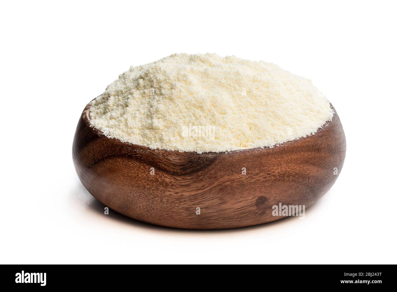Lait en poudre à la graisse dans un bol en bois isolé sur blanc Photo Stock  - Alamy