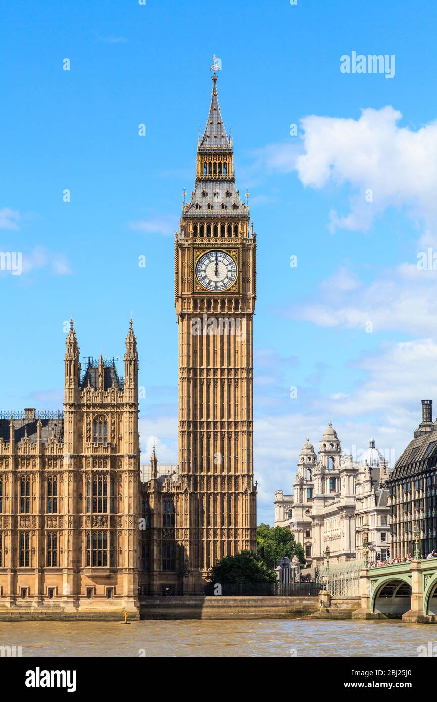 Tour de l'horloge Big Ben à midi et les Chambres du Parlement de Westminster Bridge, Londres, Angleterre Banque D'Images