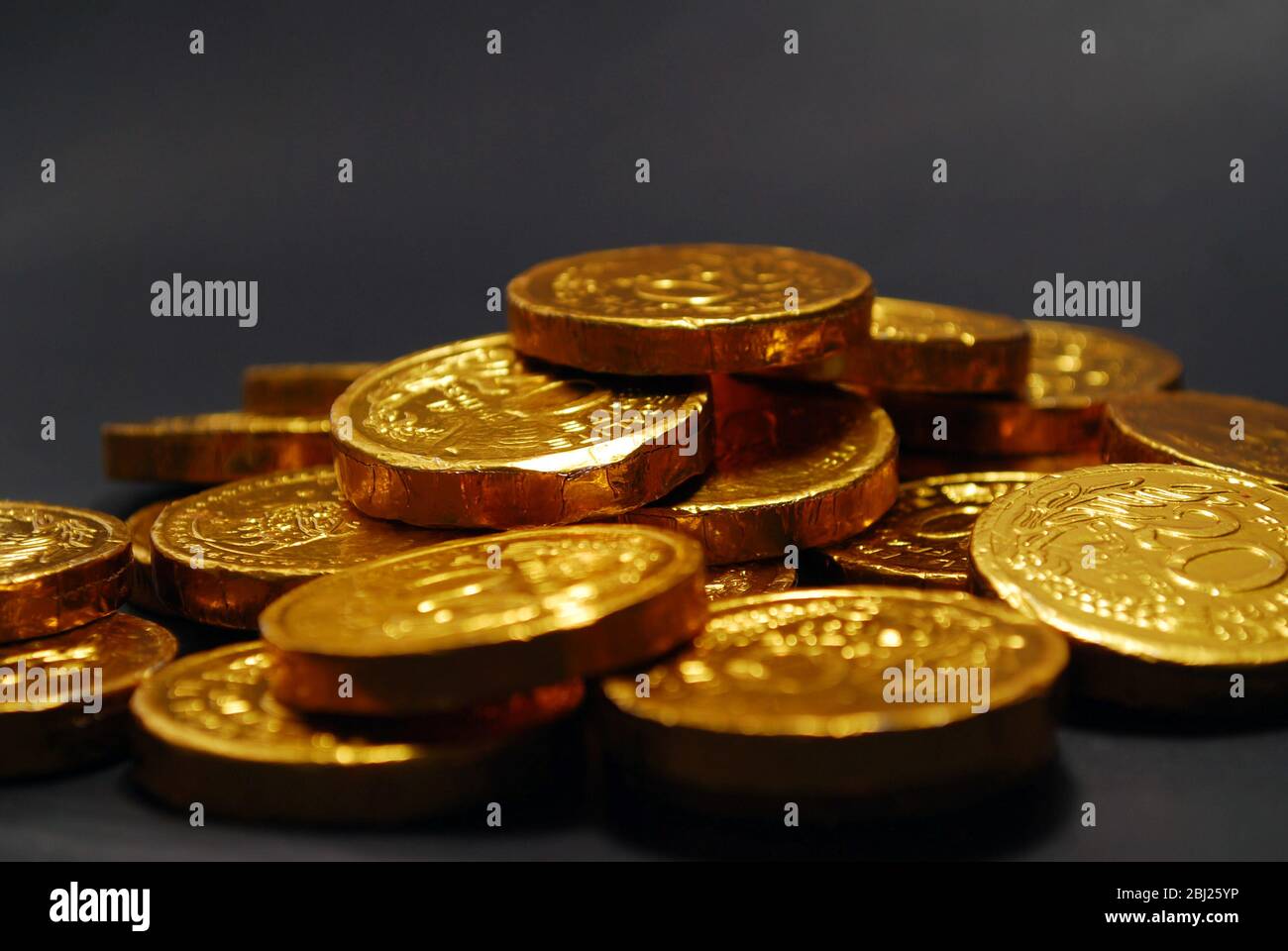 Chocolate banknote Banque de photographies et d’images à haute ...