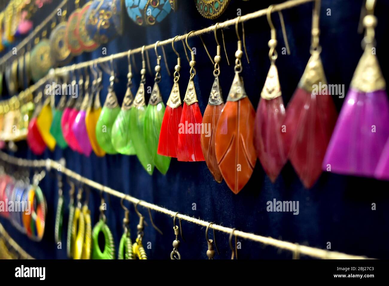 Des anneaux colorés en plumes sont exposés dans un magasin. Banque D'Images