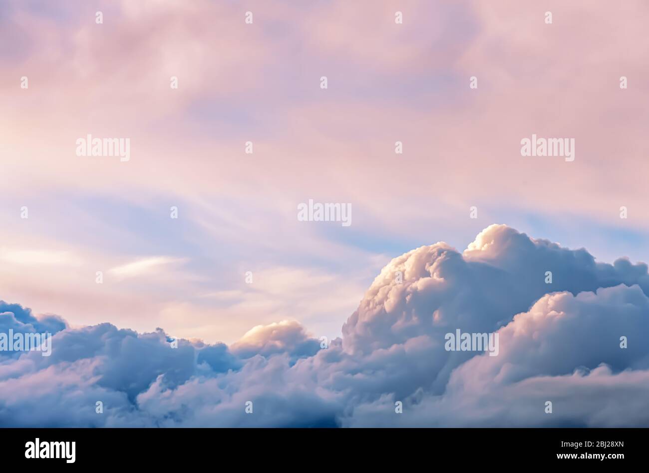 magnifiques nuages de cumulus au coucher du soleil, lever du soleil. un arrière-plan fabuleux avec espace de copie Banque D'Images