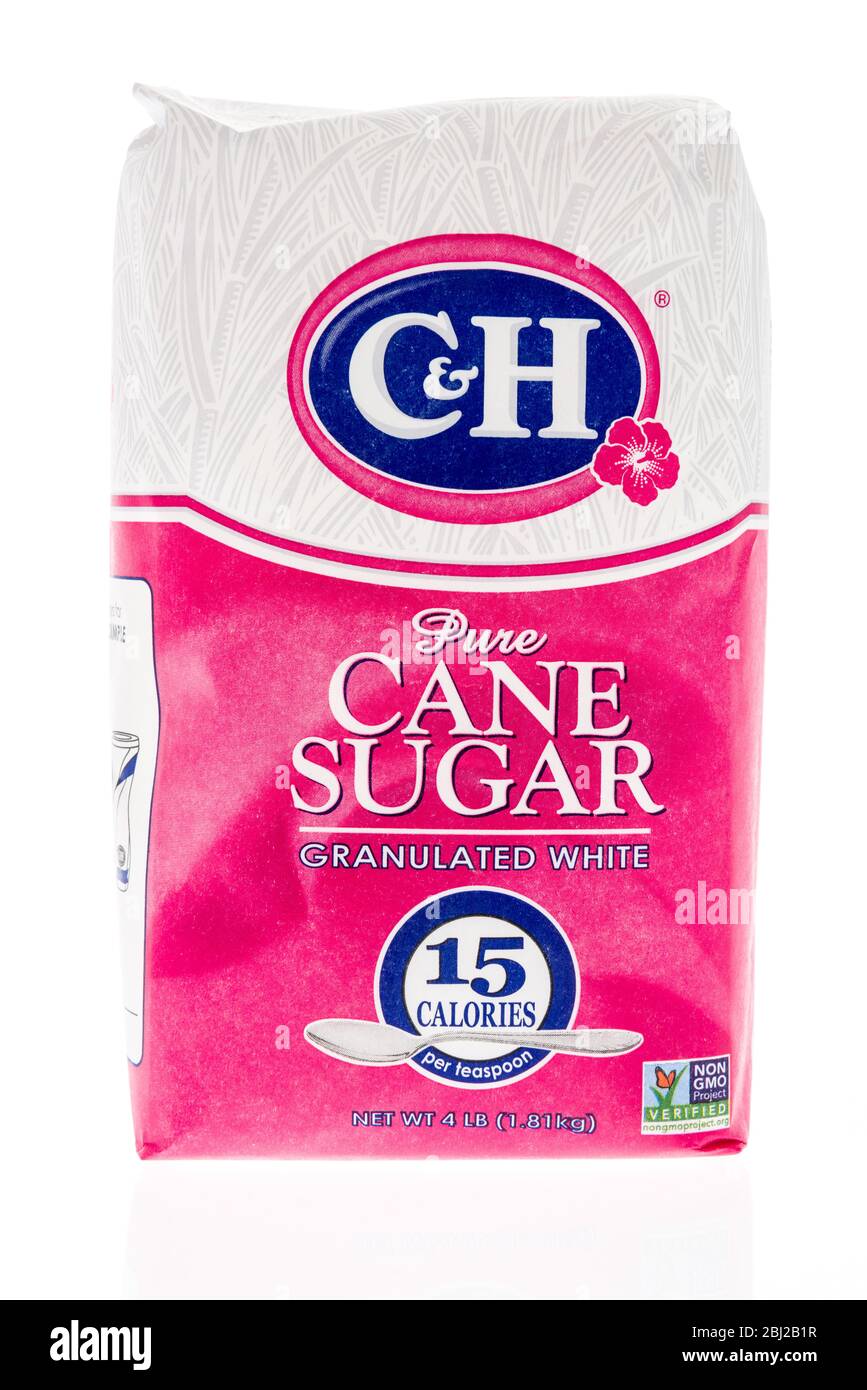 Winneconne, WI - 26 avril 2020: Un paquet de sucre de canne pur C&H granulé sur un fond isolé. Banque D'Images