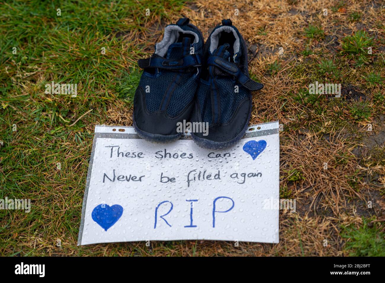 Des chaussures vides illustrant les morts à l'hôpital Southend, avec une minute de silence pour se souvenir des travailleurs de première ligne qui sont morts de COVID-19 Banque D'Images