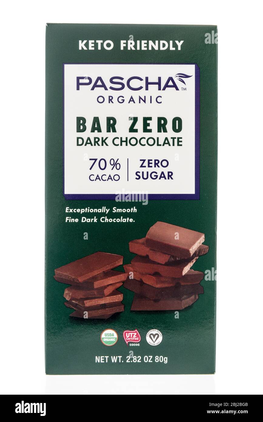 Winneconne, WI - 26 avril 2020: Un paquet de Pascha bar bio zéro bar chocolat noir barre de keto sur un fond isolé. Banque D'Images