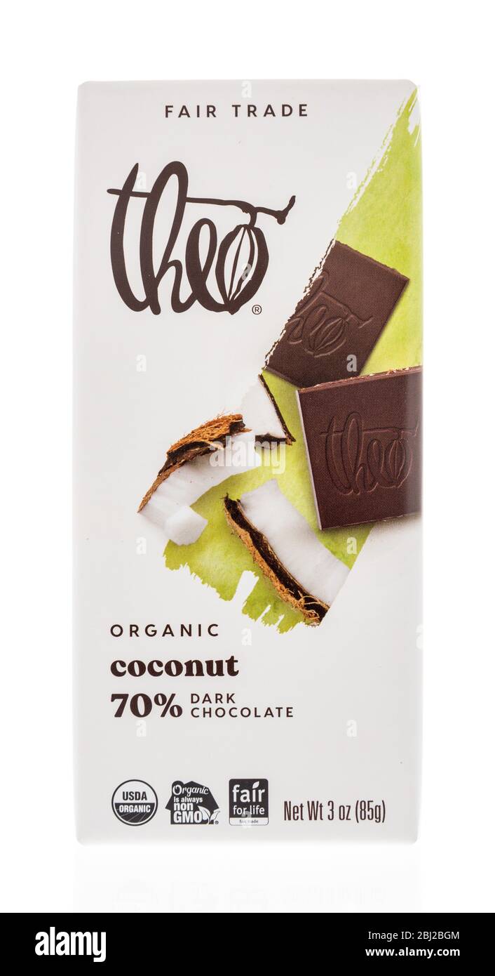 Winneconne, WI - 26 avril 2020: Un paquet de Theo bio noix de coco chocolat noir sur un fond isolé. Banque D'Images