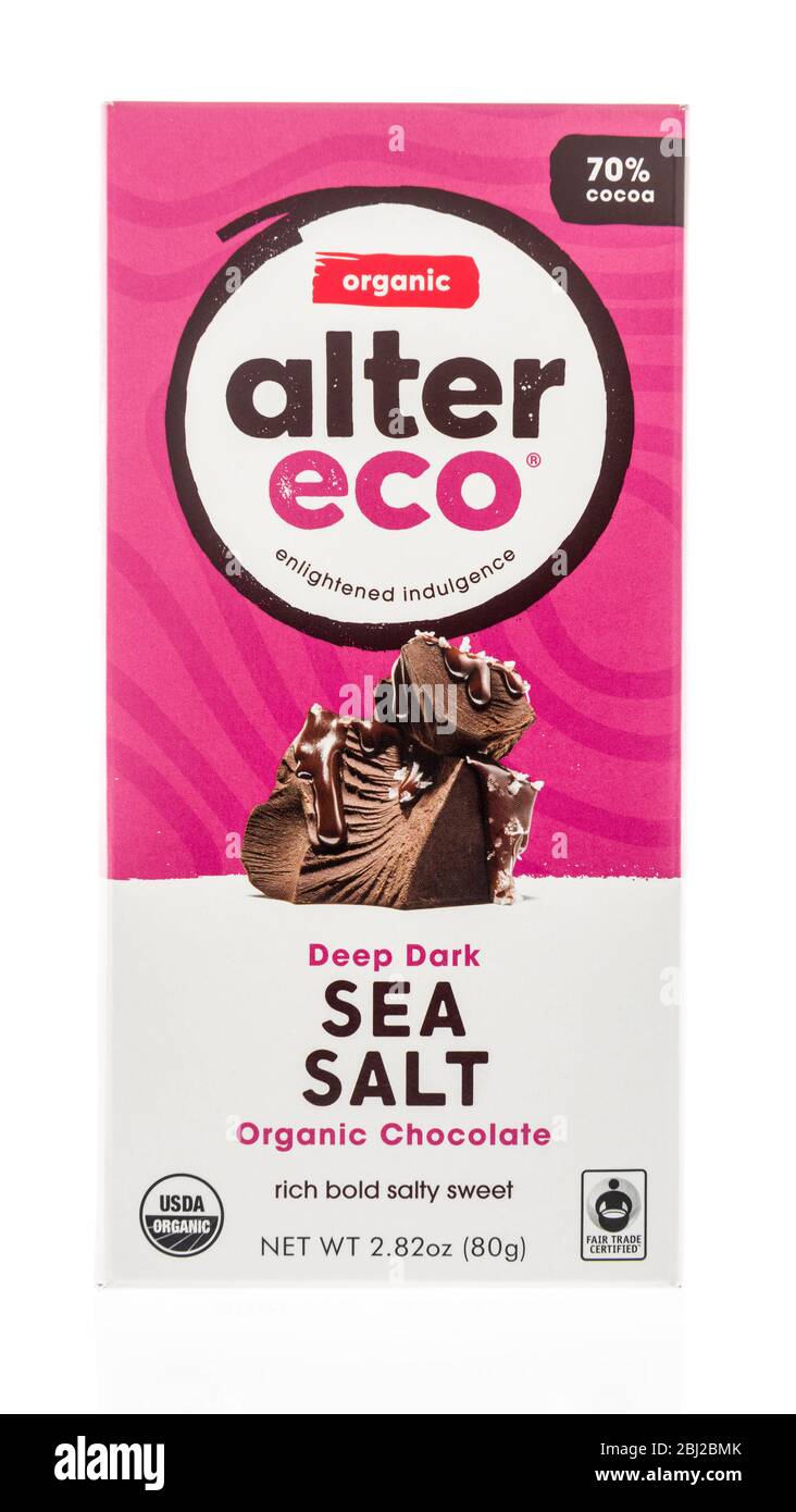 Winneconne, WI - 26 avril 2020: Un paquet de barre de chocolat noir bio Alter sur un fond isolé. Banque D'Images
