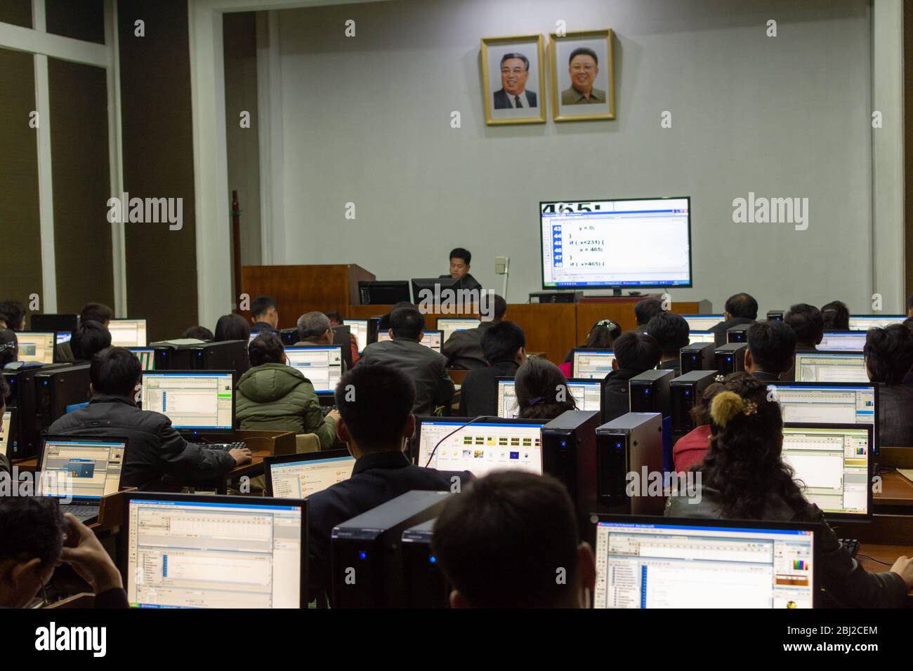 Pyongyang / RMR Corée - 12 novembre 2015 : étudiants apprenant la programmation dans une salle d'étude informatique à la Maison d'étude du Grand peuple, une ce éducative Banque D'Images