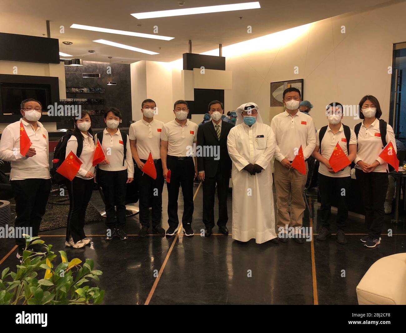 (200428) -- GOUVERNEMENT DE FARWANIYA, 28 avril 2020 (Xinhua) -- les experts médicaux chinois sont accueillis par Fawaz Al-Rifai (4ème R), sous-secrétaire adjoint du Ministère koweïtien de la santé pour le soutien des services médicaux, à leur arrivée à l'aéroport international du Koweït dans le gouvernorat de Farwaniya, Koweït, 27 avril 2020. Une équipe d'experts médicaux chinois est arrivée au Koweït lundi soir pour aider le pays arabe à lutter contre le coronavirus. Les huit experts médicaux se spécialisent dans des domaines tels que les tests de virus, les maladies infectieuses, les maladies respiratoires, les soins intensifs et la médecine chinoise traditionnelle (MTC). Banque D'Images