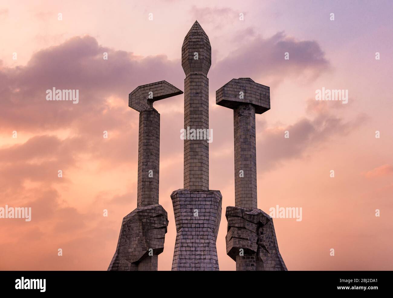 Pyongyang / RPD Corée - 11 novembre 2015 : monument aux fondateurs de la fête à Pyongyang, Corée du Nord. Marteau, faucille et brosse symbolisent les travailleurs, farme Banque D'Images