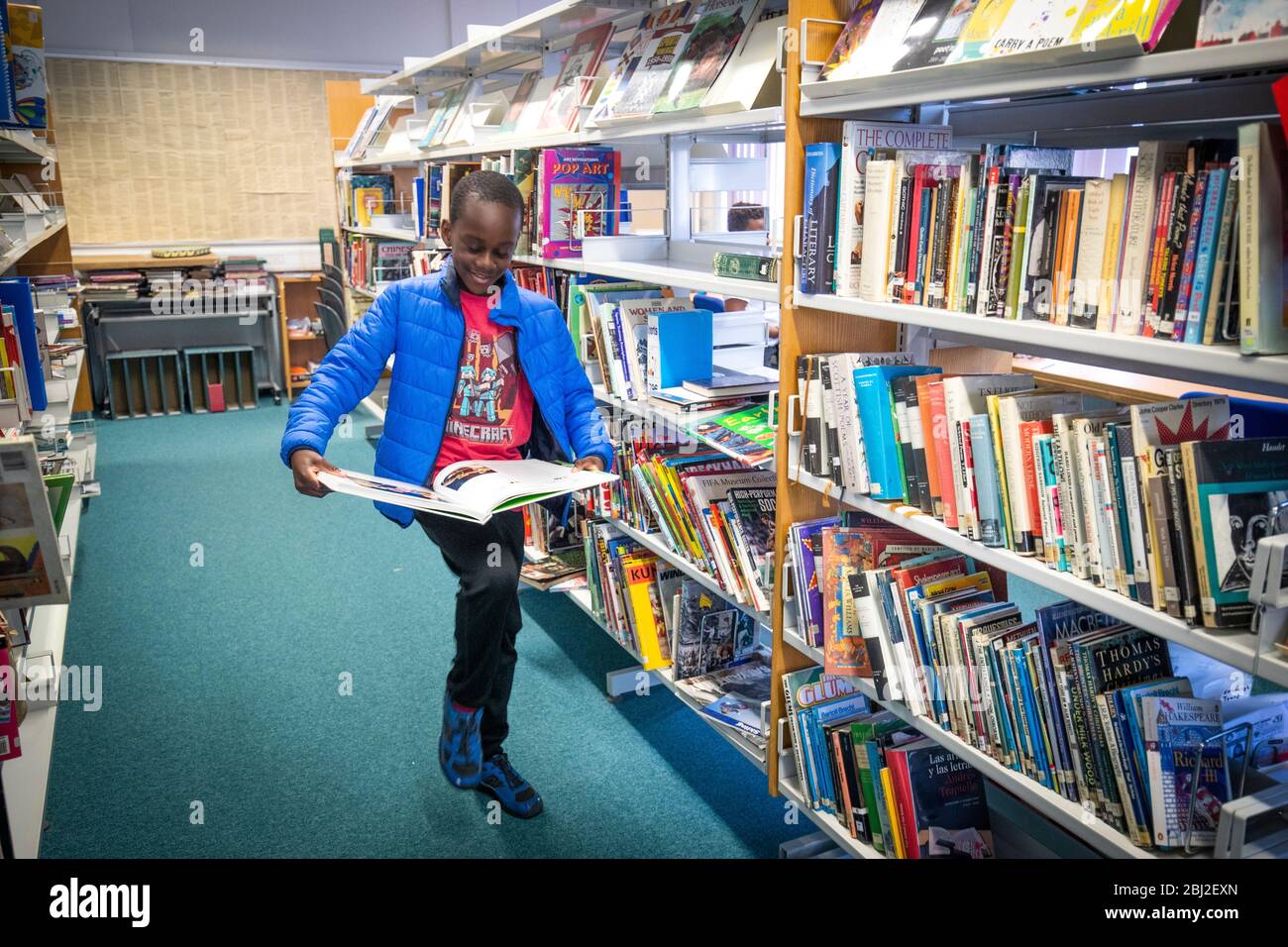 AUTORISATION ACCORDÉE À LA PHOTOGRAPHIE D'UN ENFANT les enfants des travailleurs clés sont conformes aux règles de distanciation sociale lorsqu'ils fréquentent une école de centre-ville d'Edimbourg pour les élèves de l'école secondaire communautaire Drummond, à Édimbourg. Banque D'Images