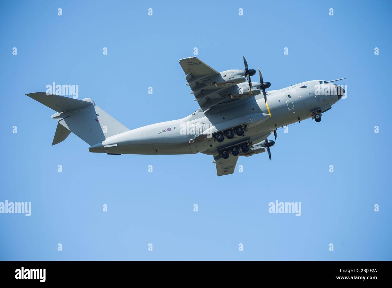 Glasgow, Royaume-Uni. 28 avril 2020. Photo : le vol de la Royal Air Force qui exploite leur nouvel Airbus 400 B a vu l'atterrissage et le décollage à l'aéroport international de Glasgow pendant le maintien prolongé du Coronavirus (COVID19). Le nouvel Airbus de la RAF a remplacé l'avion Hercules C130 vieillissant qui a été le cheval de travail de la RAF depuis des décennies. Crédit : Colin Fisher/Alay Live News Banque D'Images