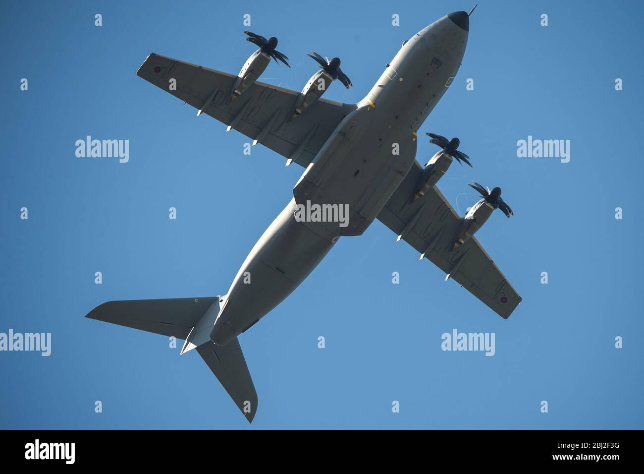 Glasgow, Royaume-Uni. 28 avril 2020. Photo : le vol de la Royal Air Force qui exploite leur nouvel Airbus 400 B a vu l'atterrissage et le décollage à l'aéroport international de Glasgow pendant le maintien prolongé du Coronavirus (COVID19). Le nouvel Airbus de la RAF a remplacé l'avion Hercules C130 vieillissant qui a été le cheval de travail de la RAF depuis des décennies. Crédit : Colin Fisher/Alay Live News Banque D'Images