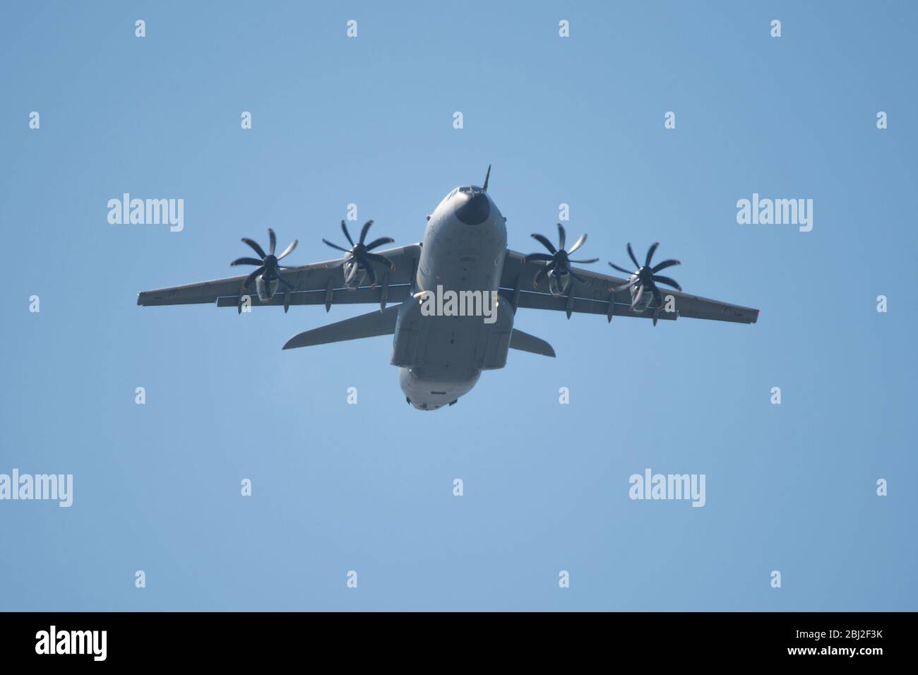 Glasgow, Royaume-Uni. 28 avril 2020. Photo : le vol de la Royal Air Force qui exploite leur nouvel Airbus 400 B a vu l'atterrissage et le décollage à l'aéroport international de Glasgow pendant le maintien prolongé du Coronavirus (COVID19). Le nouvel Airbus de la RAF a remplacé l'avion Hercules C130 vieillissant qui a été le cheval de travail de la RAF depuis des décennies. Crédit : Colin Fisher/Alay Live News Banque D'Images