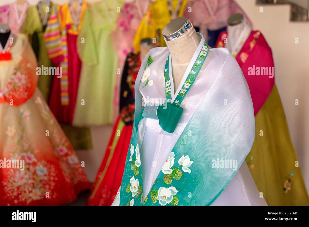 Hanbok, costumes traditionnels coréens traditionnels colorés pour les festivals, les célébrations et les cérémonies. Banque D'Images
