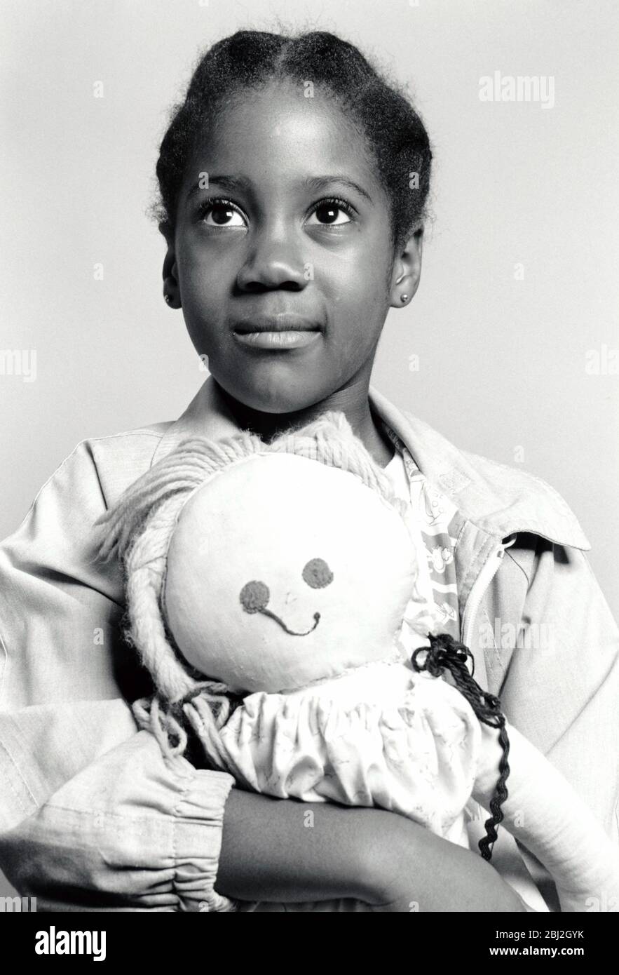 Petite fille tenant chiffon poupée Royaume-Uni années 1990 MR Banque D'Images