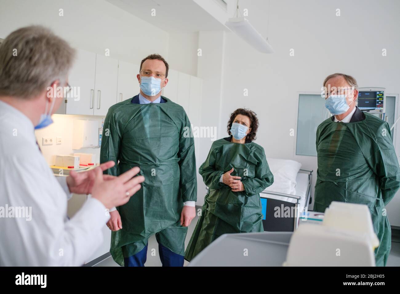 Hanovre, Allemagne. 28 avril 2020. Christoph Schindler (l-r), chercheur clinique au MHH, explique le ministre fédéral de la Santé Jens Spahn (CDU), Le ministre de la Santé de la Basse-Saxe Carola Reimann (SPD) et le Premier ministre de la Basse-Saxe Stephan Weil (SPD) lors de leur visite au Centre de recherche clinique (CRC) de l'École de médecine de Hanovre (MHH) le centre de recherche pour les études cliniques sur les vaccinations primaires. Crédit: OLE Spata/dpa/Alay Live News Banque D'Images