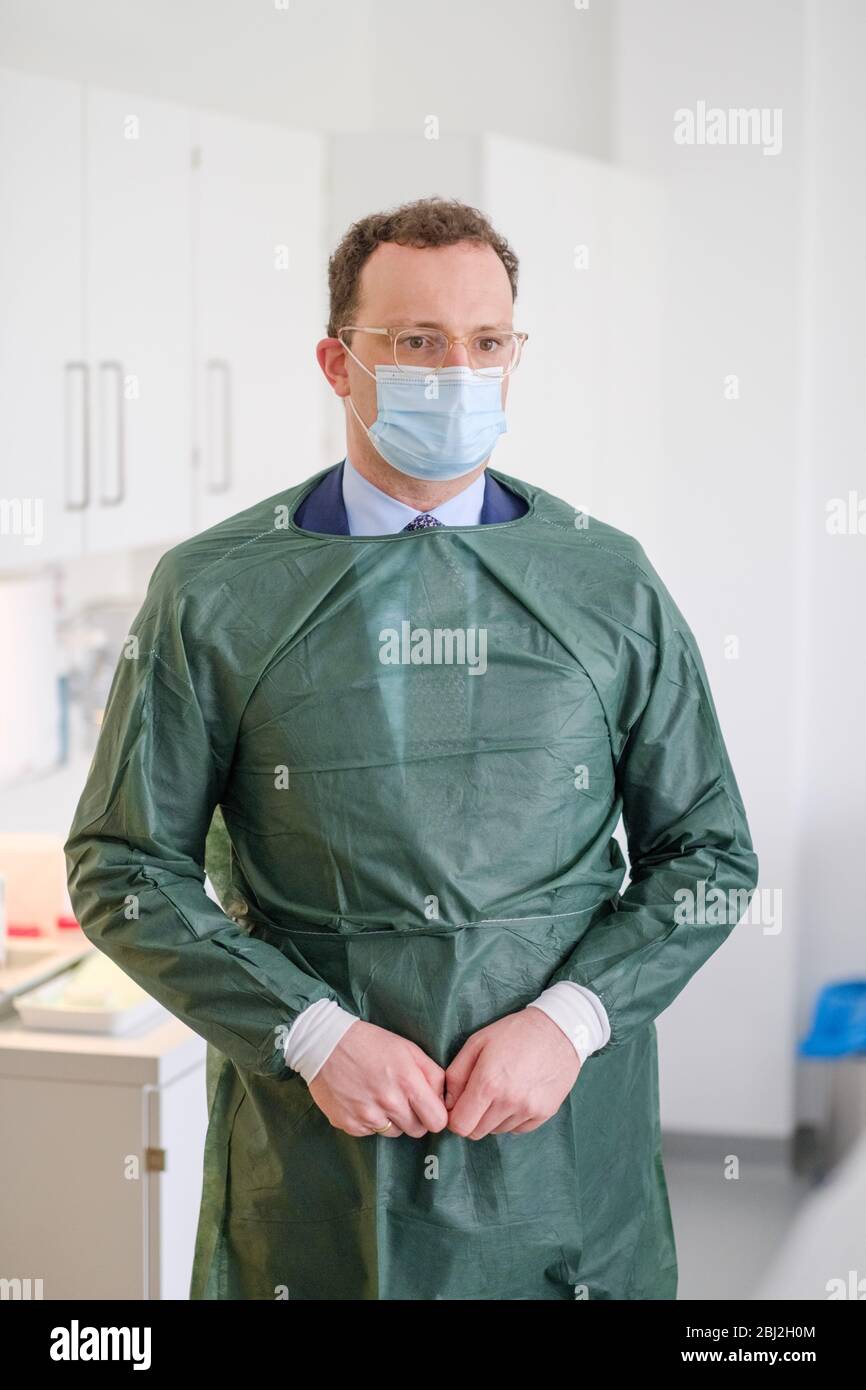 Hanovre, Allemagne. 28 avril 2020. Lors de sa visite au Centre de recherche clinique (CRC) de l'École médicale de Hanovre (MHH), le ministre fédéral de la Santé Jens Spahn (CDU) est présent au centre de recherche pour des études cliniques sur les vaccinations primaires. Crédit: OLE Spata/dpa/Alay Live News Banque D'Images