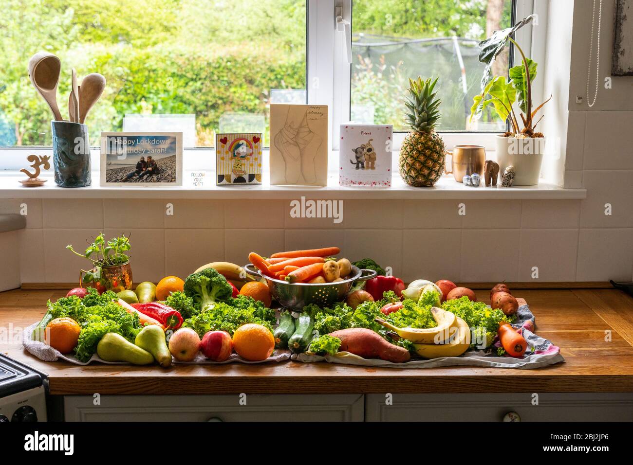 Une livraison de fruits et légumes biologiques, séchage après lavage pendant l'éclosion de coronavirus Banque D'Images