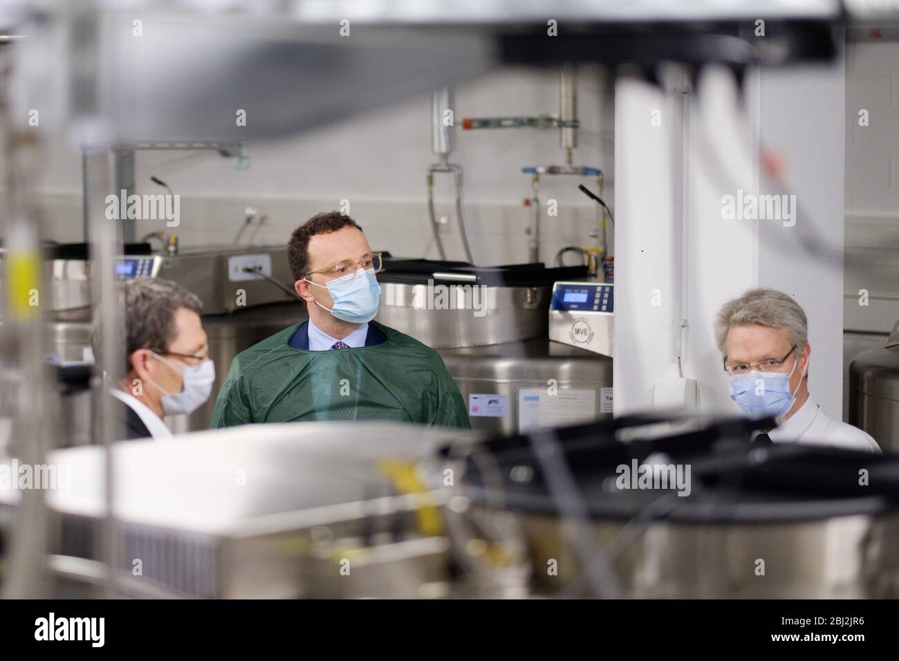 Hanovre, Allemagne. 28 avril 2020. Lors de sa visite au Centre de recherche clinique (CRC) de l'École de médecine de Hanovre (MHH), le ministre fédéral de la Santé Jens Spahn (CDU, M) se tient dans la biobanque pour la sécurisation des échantillons de patients. Il sera accompagné lors de sa tournée par Christoph Schindler (r), chercheur clinique au MHH. Crédit : OLE Spata/dpa-Pool/dpa/Alay Live News Banque D'Images
