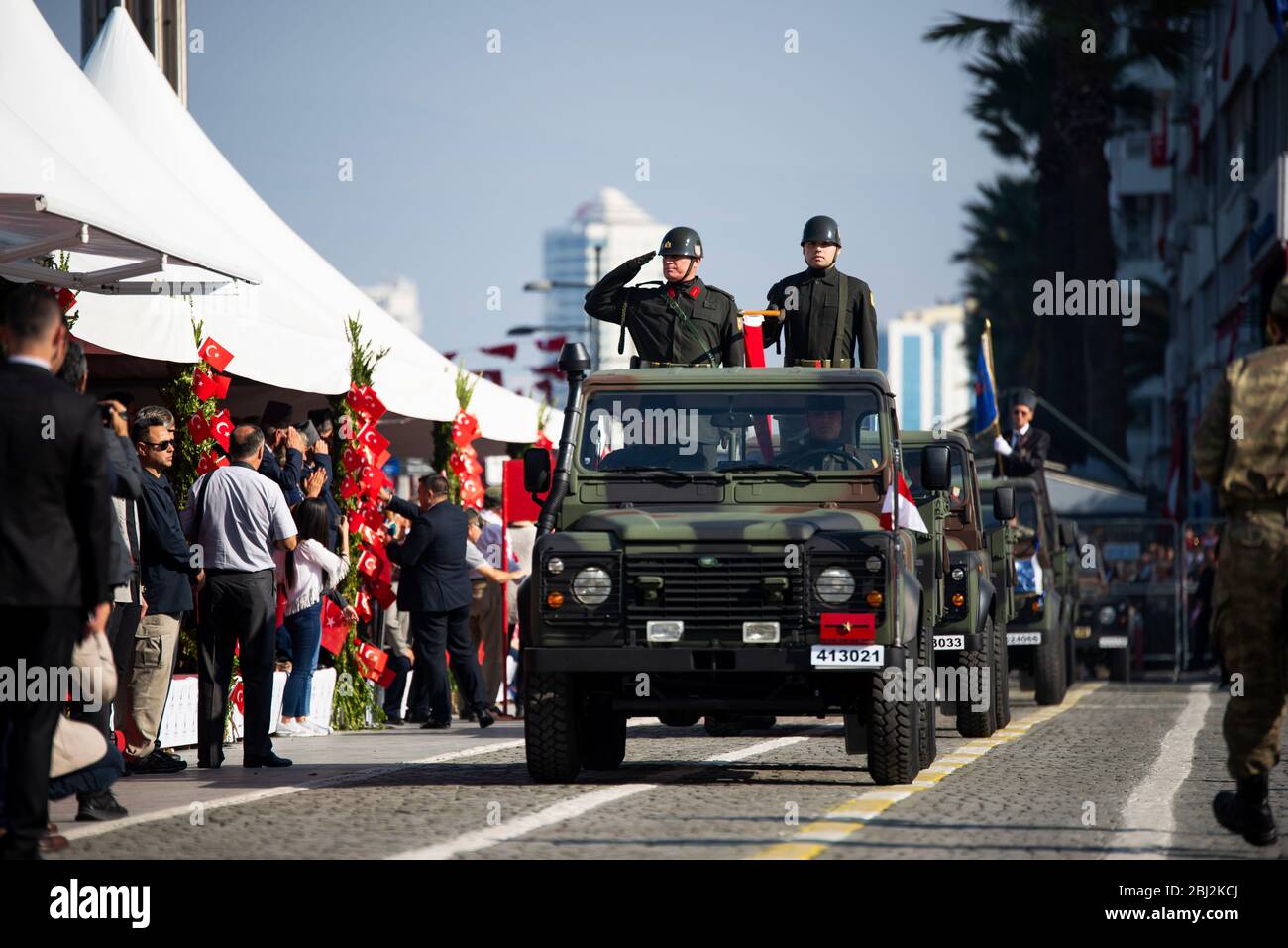 Izmir, Turquie - 29 octobre 2019. Convoi militaire de SUV à la place de la République d'Izmir Turquie le jour de la République de Turquie. Banque D'Images