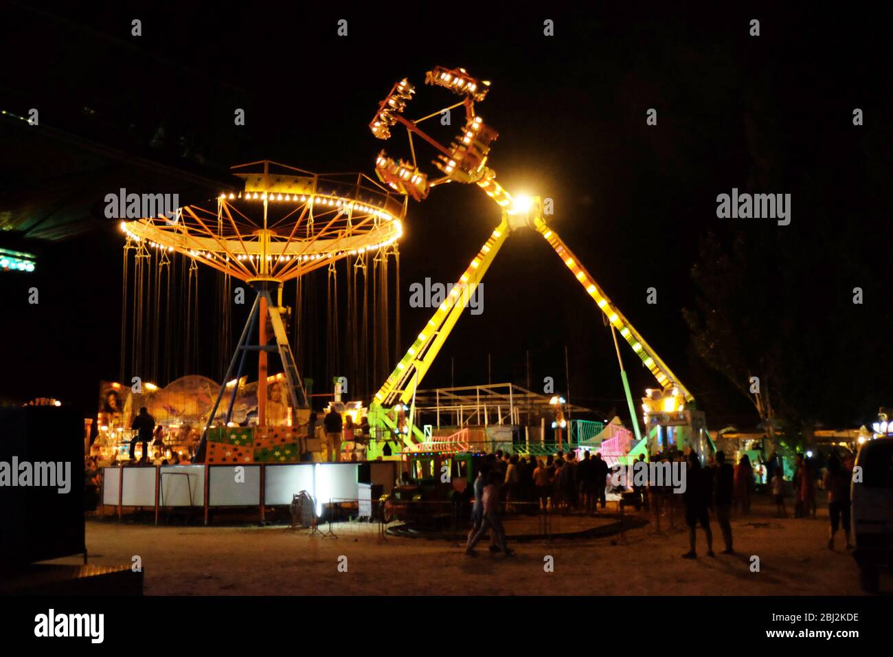 Divertissement au parc d'attractions la nuit Banque D'Images