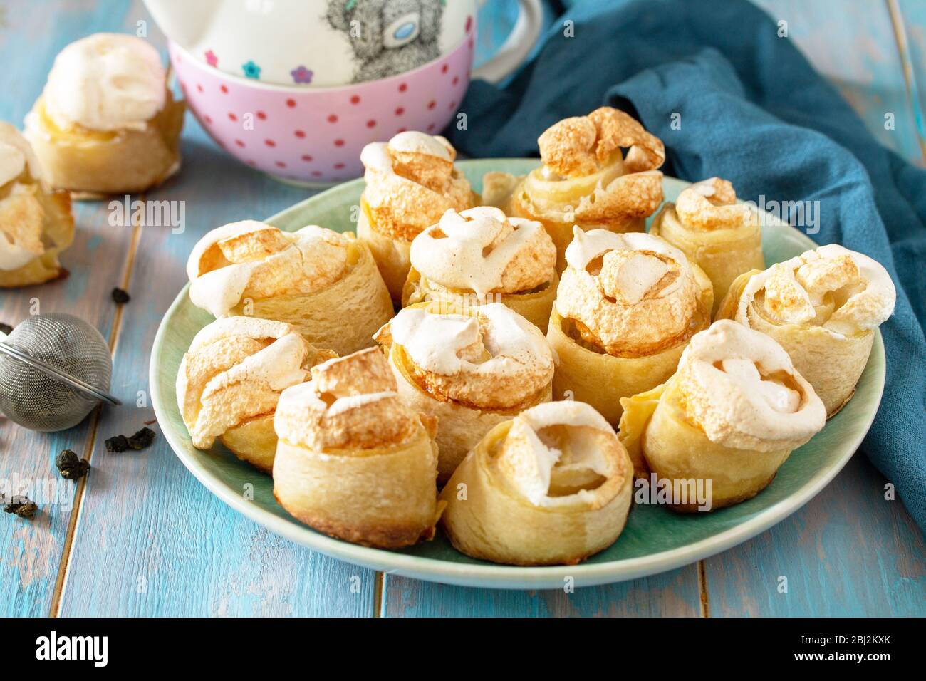 Gateaux Faits Maison Cookies Pate Feuilletee Gateau Farci De Sucre Glace Dans Un Bol Sur Une Table En Bois Photo Stock Alamy Gateaux Faits Maison Cookies Pate Feuilletee Gateau Farci De Sucre Glace Dans Un Bol Sur Une Table En Bois Photo Stock Alamy