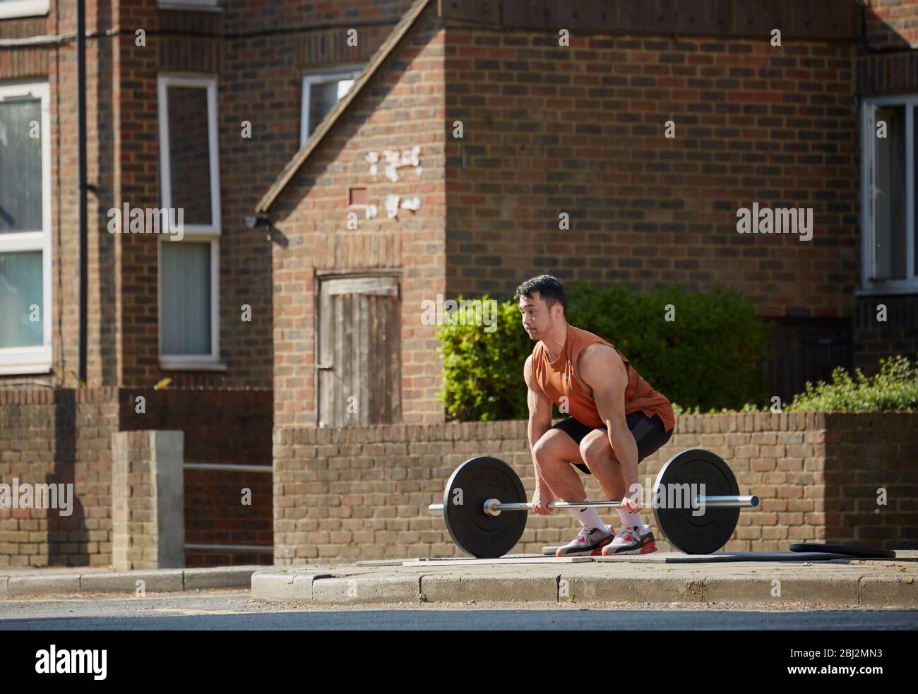 Salle de sport de musculation dans une rue londonienne, les salles de gym étant fermées pendant le verrouillage du Covid-19. East Finchley, Londres. Avril 2020 Banque D'Images