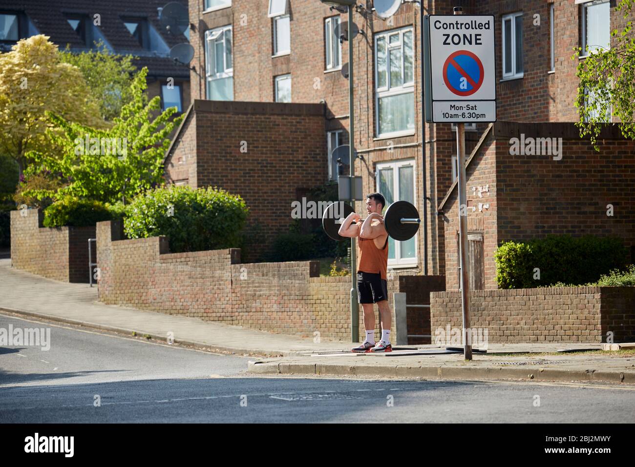 Salle de sport de musculation dans une rue londonienne, les salles de gym étant fermées pendant le verrouillage du Covid-19. East Finchley, Londres. Avril 2020 Banque D'Images