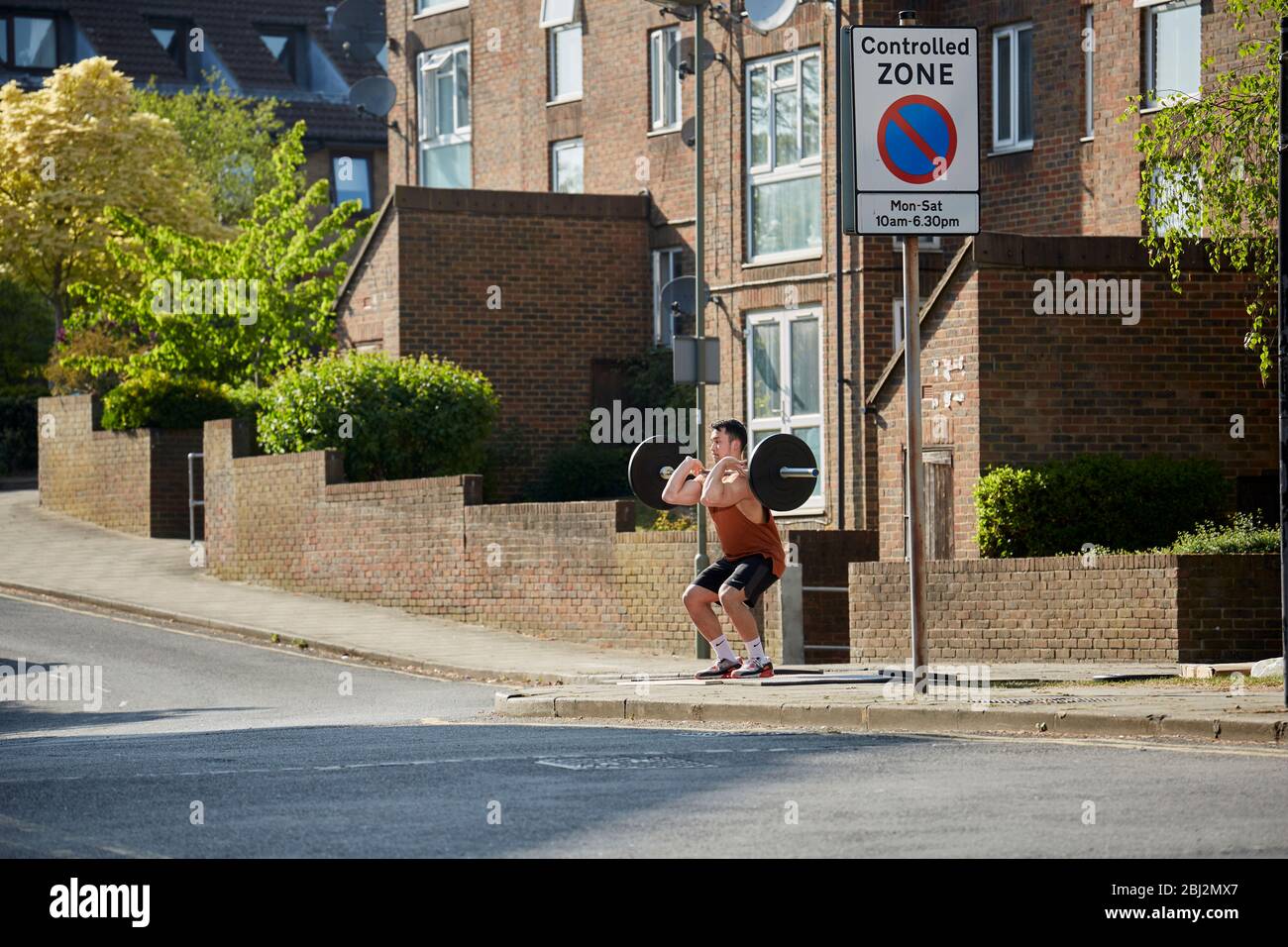 Salle de sport de musculation dans une rue londonienne, les salles de gym étant fermées pendant le verrouillage du Covid-19. East Finchley, Londres. Avril 2020 Banque D'Images