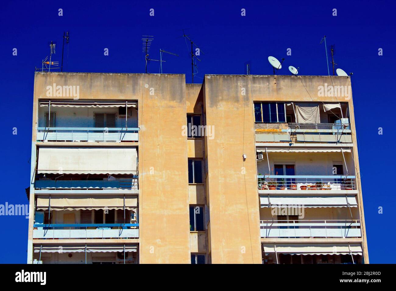 Vue sur l'immeuble d'appartements à Athènes, Grèce, 17 mars 2020. Banque D'Images