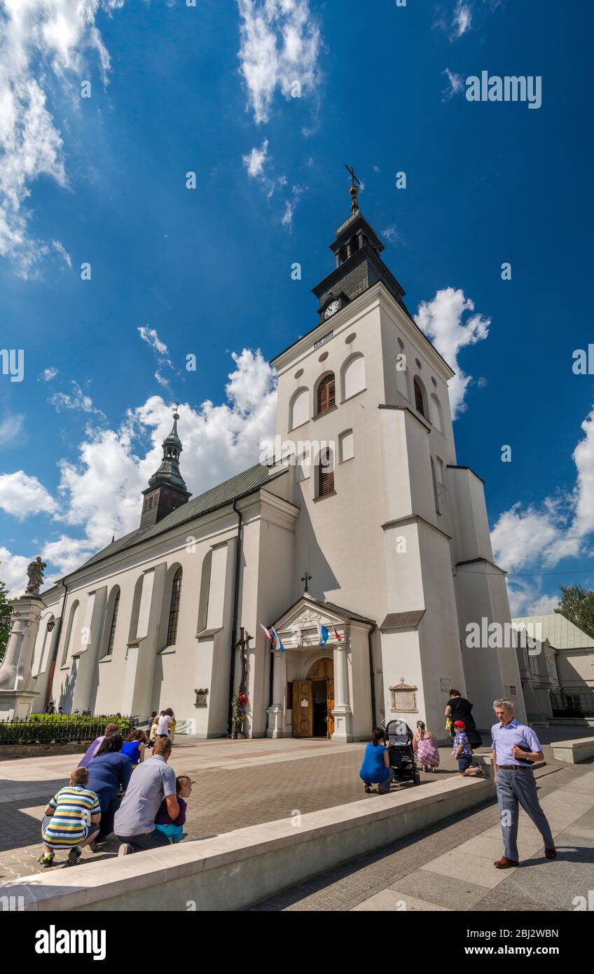 Église Bernardine, style baroque, churchgoers priant dehors à la messe du dimanche, à Piotrkow Trybunalski, Mazovia occidental, Pologne Banque D'Images