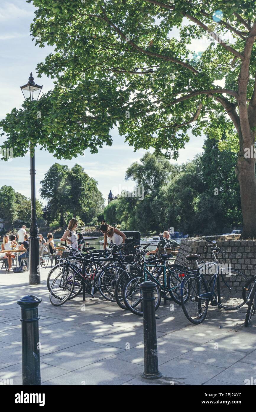 Londres/UK-1/08/18 : bicyclettes verrouillées sur les casiers à U, dispositif auquel les bicyclettes peuvent être fixées en toute sécurité à des fins de stationnement. Ces supports stables sont de m Banque D'Images