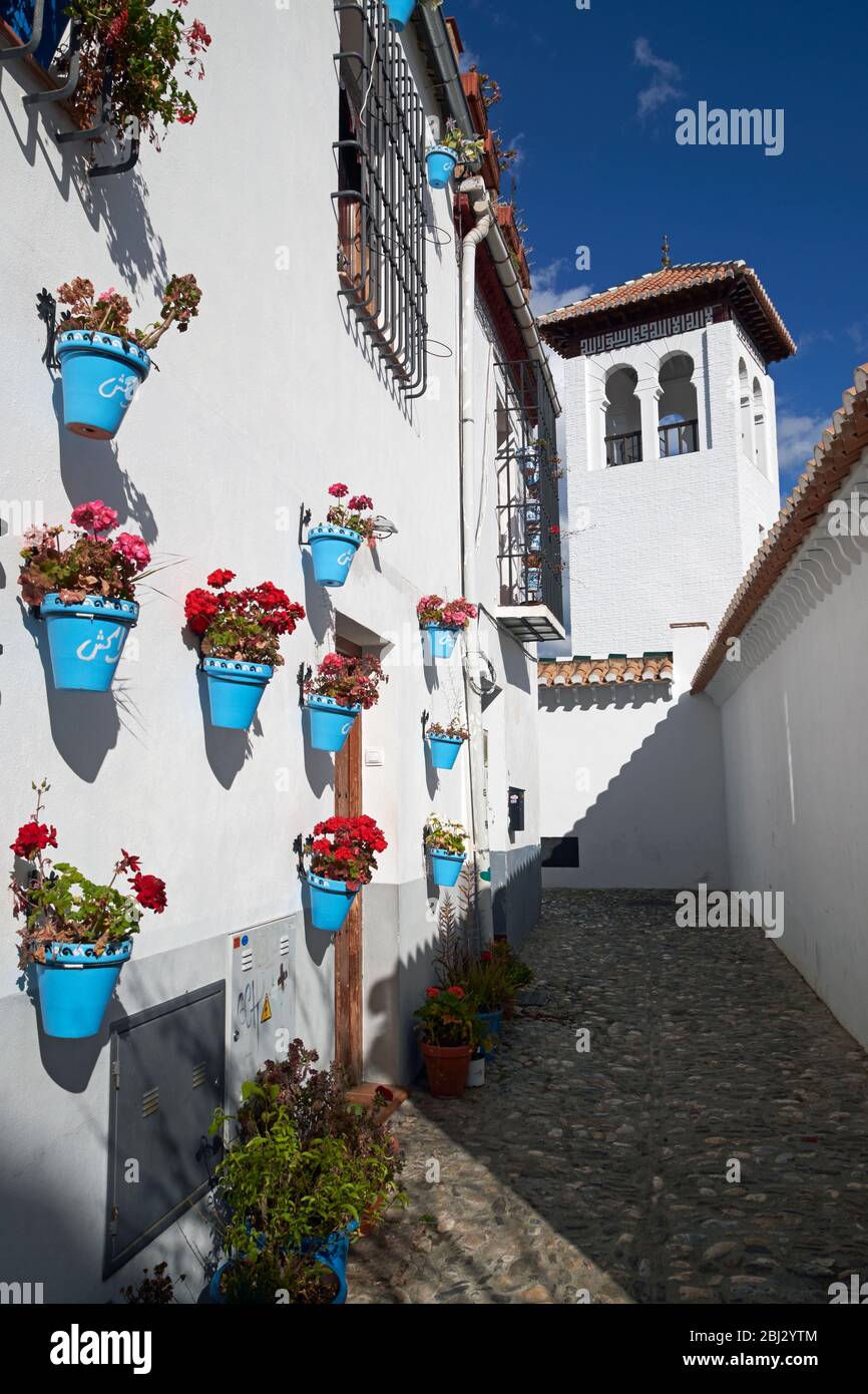 Maison décorée de pots de fleurs bleues, Calle Espada de San Nicolas, quartier Albaicin, Grenade, Espagne. Banque D'Images