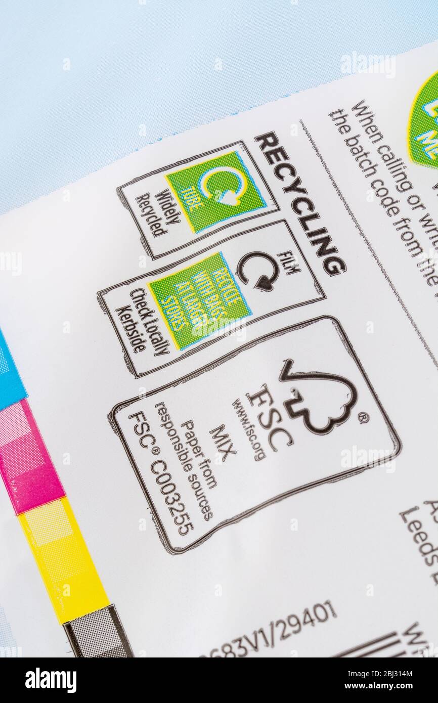 Symbole, icônes et pictogrammes de recyclage + logo FSC / Forest Stewardship Council sur l'emballage en plastique souple des rouleaux de papier toilette ASDA. Concept recyclage au Royaume-Uni Banque D'Images